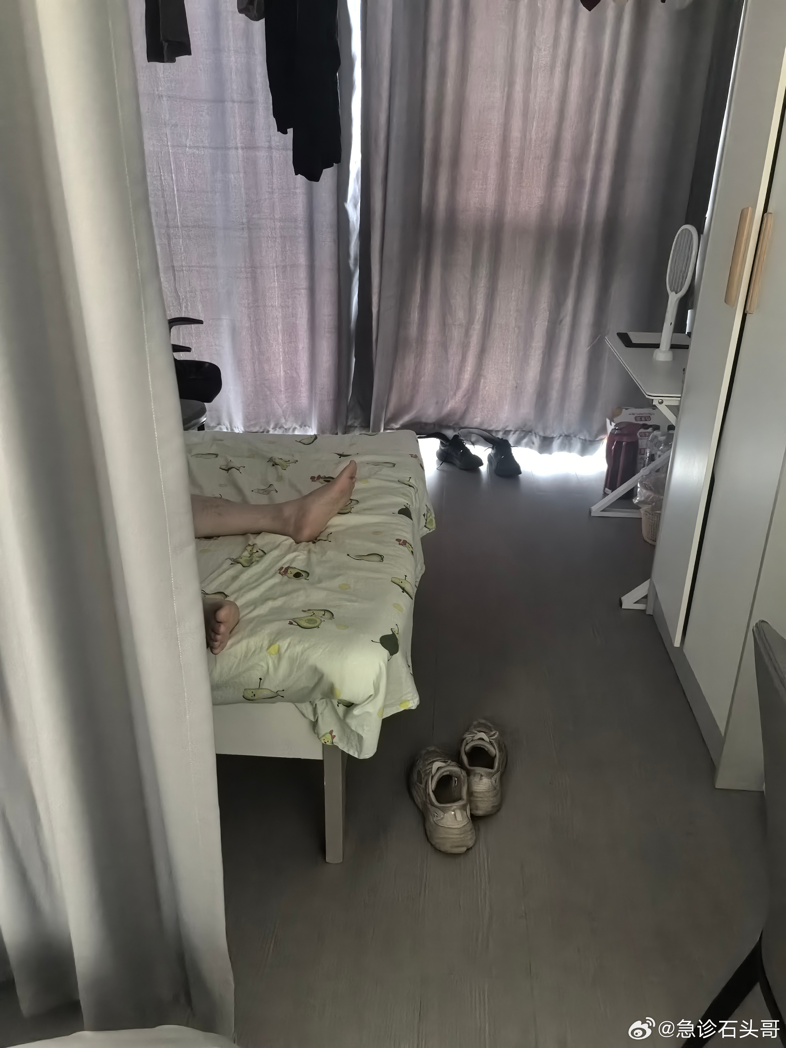 我凌晨5点去上厕所，我舍友还没回来，我刚才起床洗漱出门上班，发现他回来...