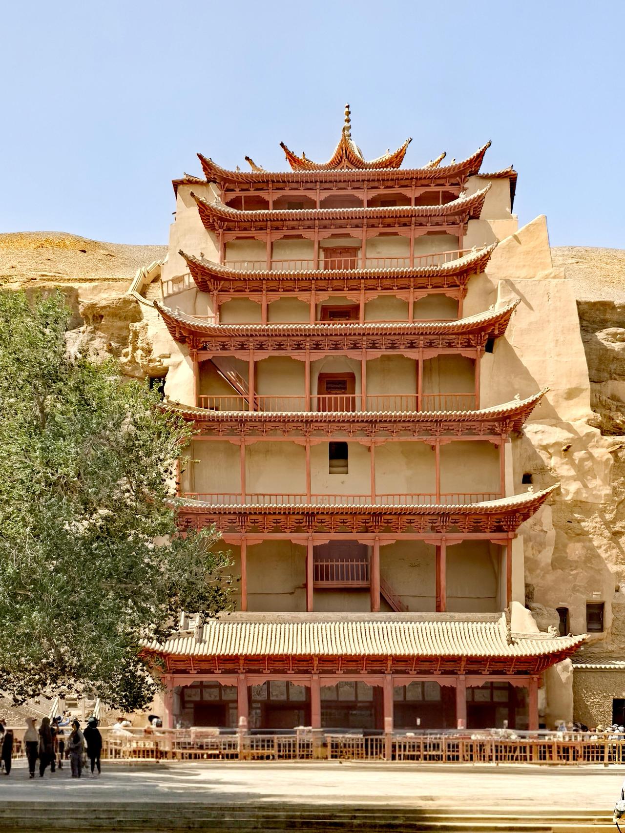 在我心里，敦煌莫高窟一直都是承载看千年历史与文化的圣地。我心心念念了许久，终于盼