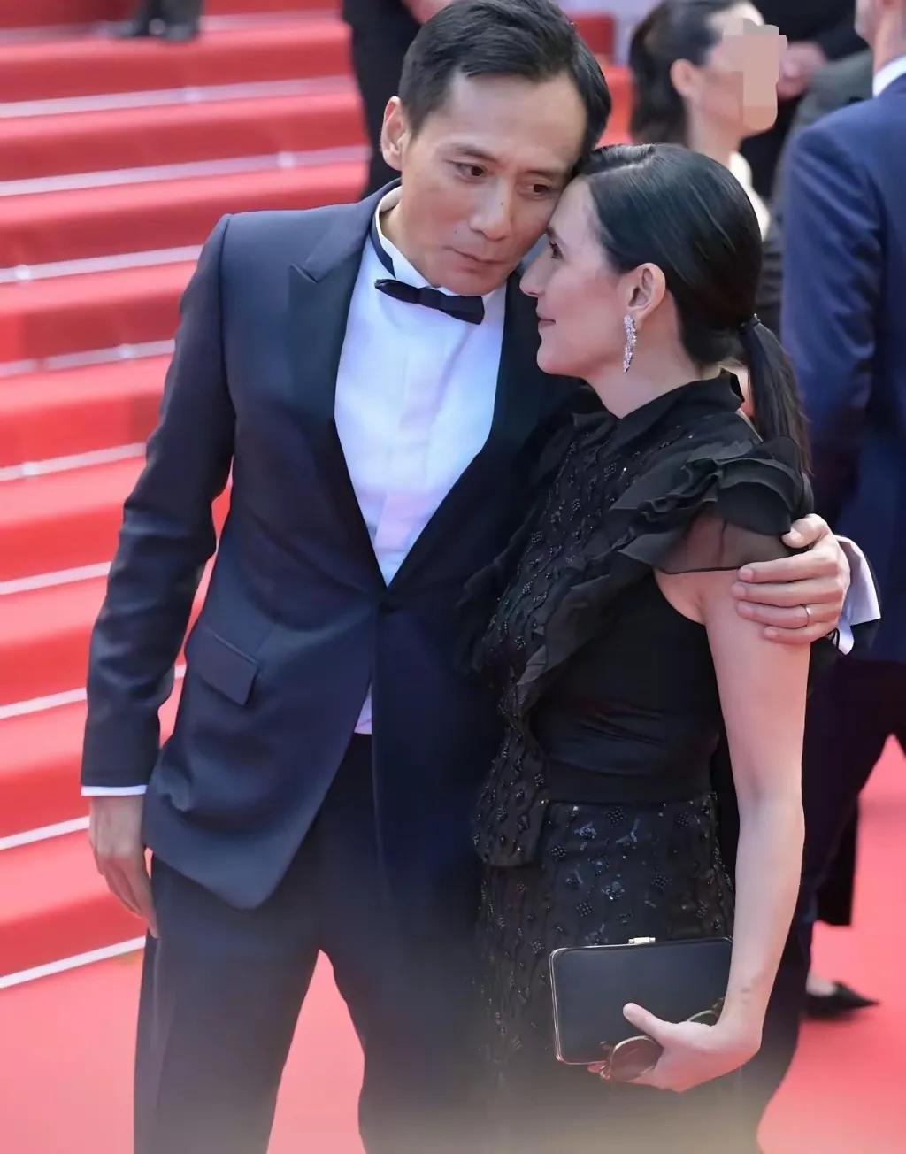 说起来刘烨和安娜结婚都整整17年了，时间真是过得飞快。前两天安娜在社交平台隔空夸