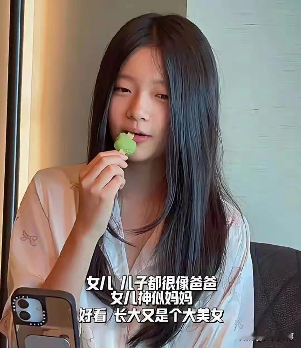 有个猜想在流传：小玥儿长久的不安，背后是否藏着更复杂的成长隐情？当多数人