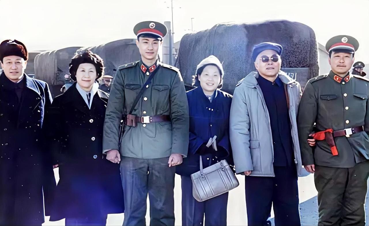 这是1985年12月，陕西宝鸡火车站军列站台，曾任兰州军区司令员的开国中将杜义德