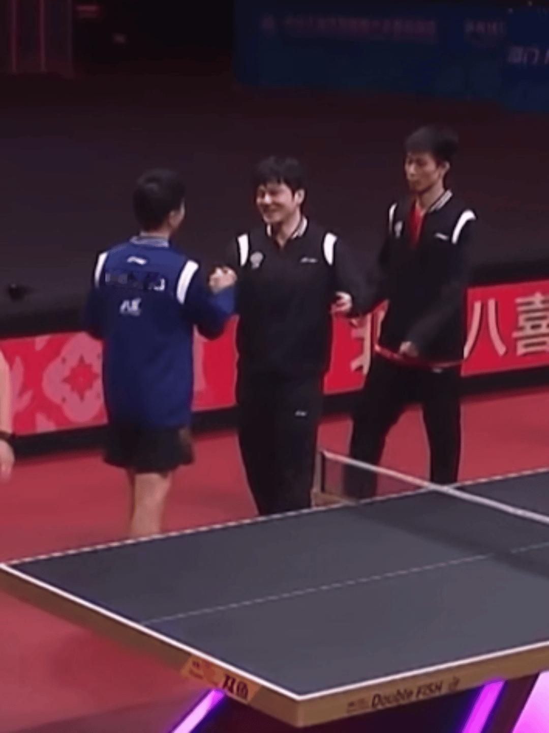 全运会感人至深的一幕…男团决赛后，马龙和许昕击掌，拥抱，老将不死！马龙和小胖也