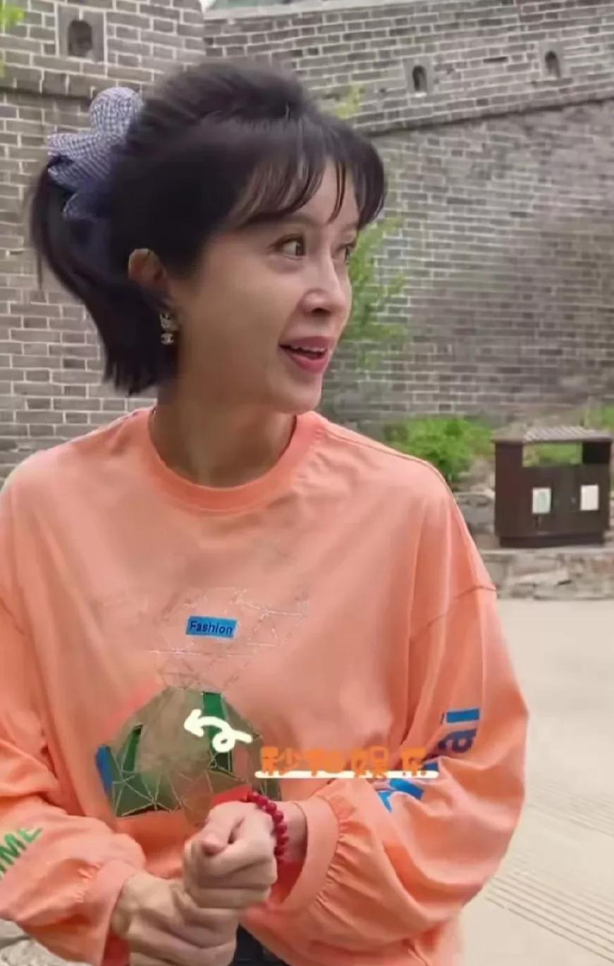 金巧巧不过才50岁，衰老得也太快了，眼神比六七十的老太太还不如。她真以为自己是孔