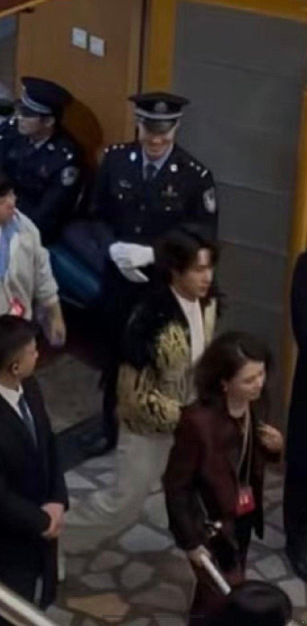 后面那满面笑容的哥，完全演我！一博录完春晚备播，低调下班，辛苦啦！央视春晚有了盼