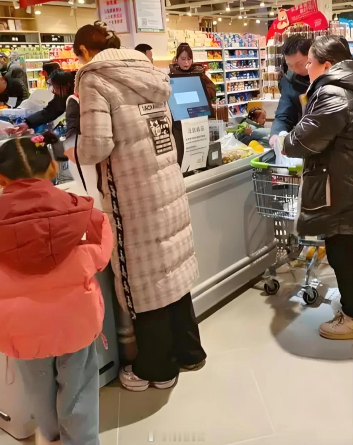 在超市排队时，听到两位年轻女孩讨论婚育。一个说：“再催也不生孩子”，另一个附和：