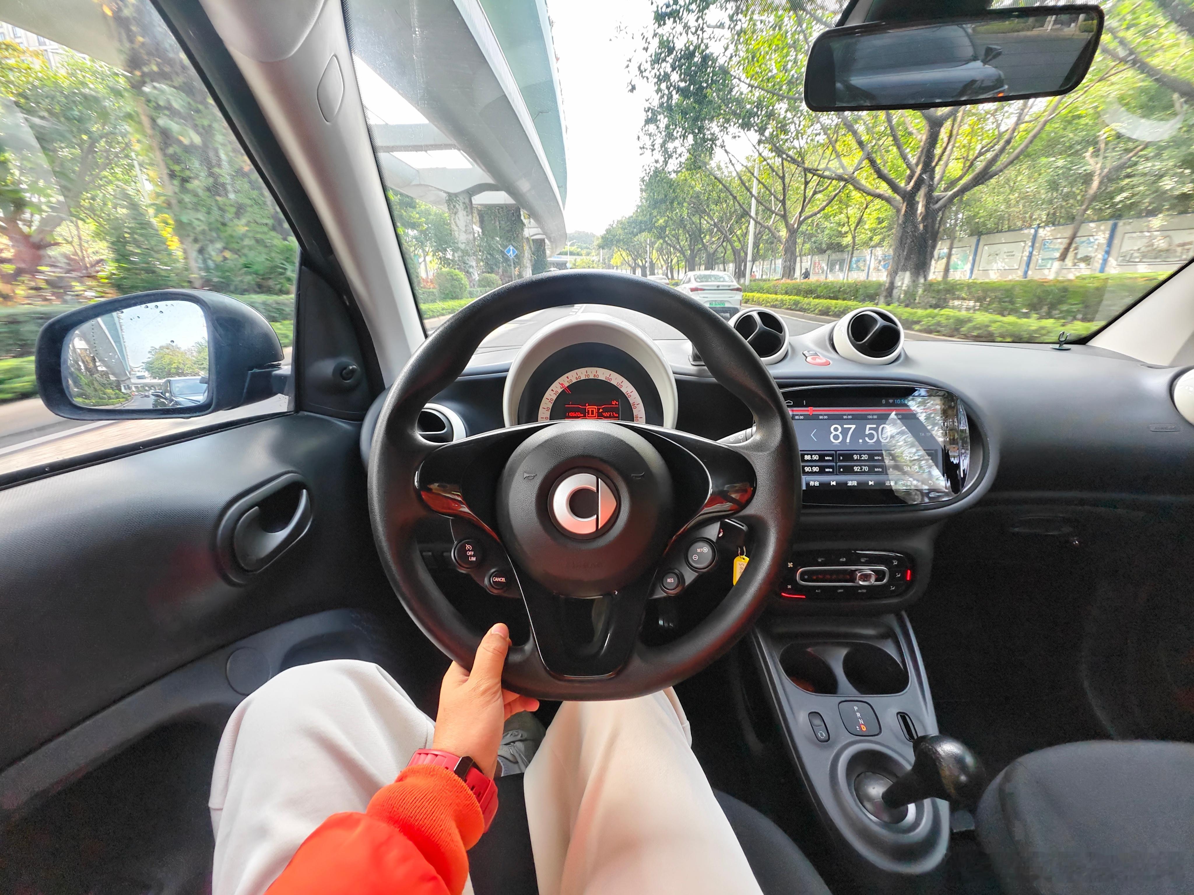 开Smart来去拍个照，现在3万多的Smart竟然能压手里两三个月，我也是看不懂