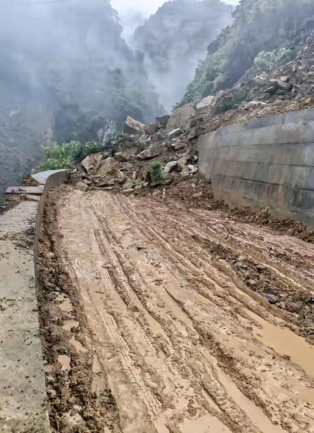 突发！四川筠连公路塌方夺人命，平安二字重千钧上午11时许，四川宜宾筠连县蒿坝镇