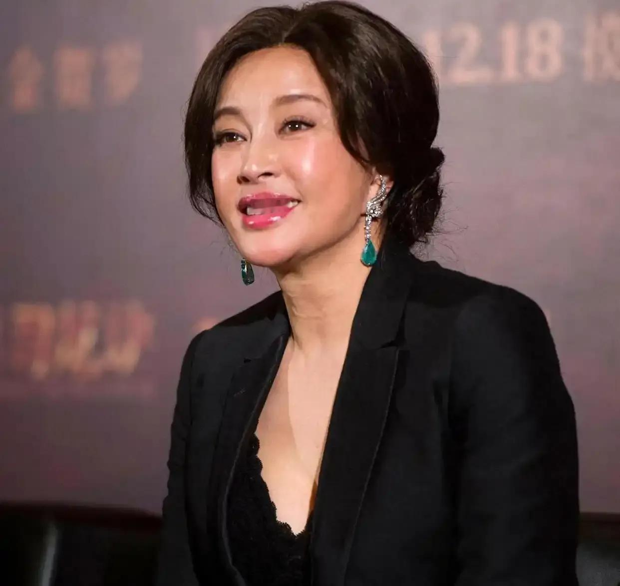 刘晓庆icon离婚了，记者问她：“您74岁了，为啥还折腾？”刘晓庆哈哈大笑：你说