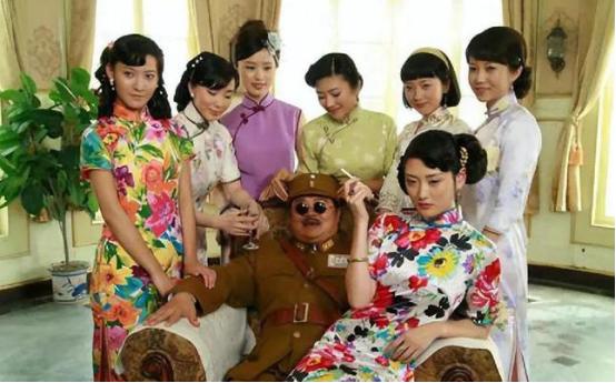 解放后，川军名将范绍增将七个妻子叫到身边，现在实行一夫一妻了，七个当中，只能留一