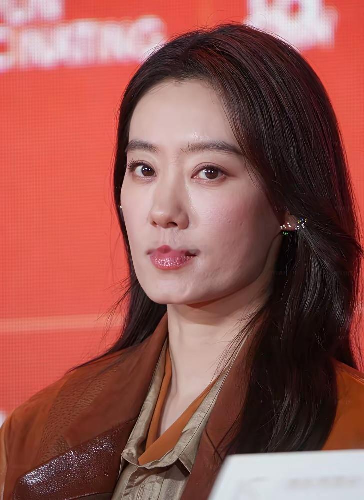 顶流不愿剪发，怕吃苦，直接拒演周星驰的《功夫女足》。张小斐愿意剃寸头，愿意晒黑