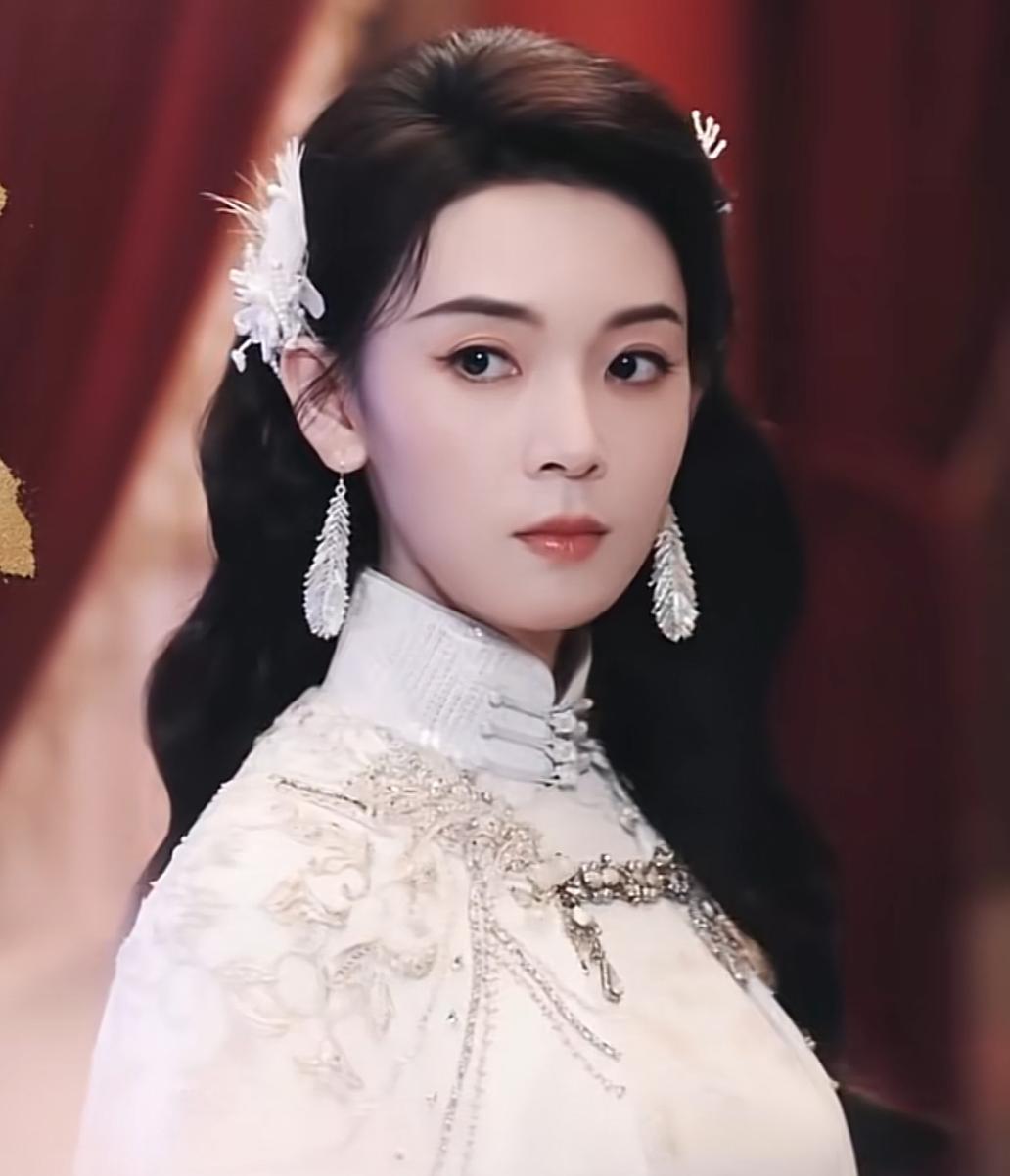 陈瑶气质很难不惊叹陈瑶的角色适配度，演霍仙姑时是气场凌厉的九门当家，在《玫瑰的故