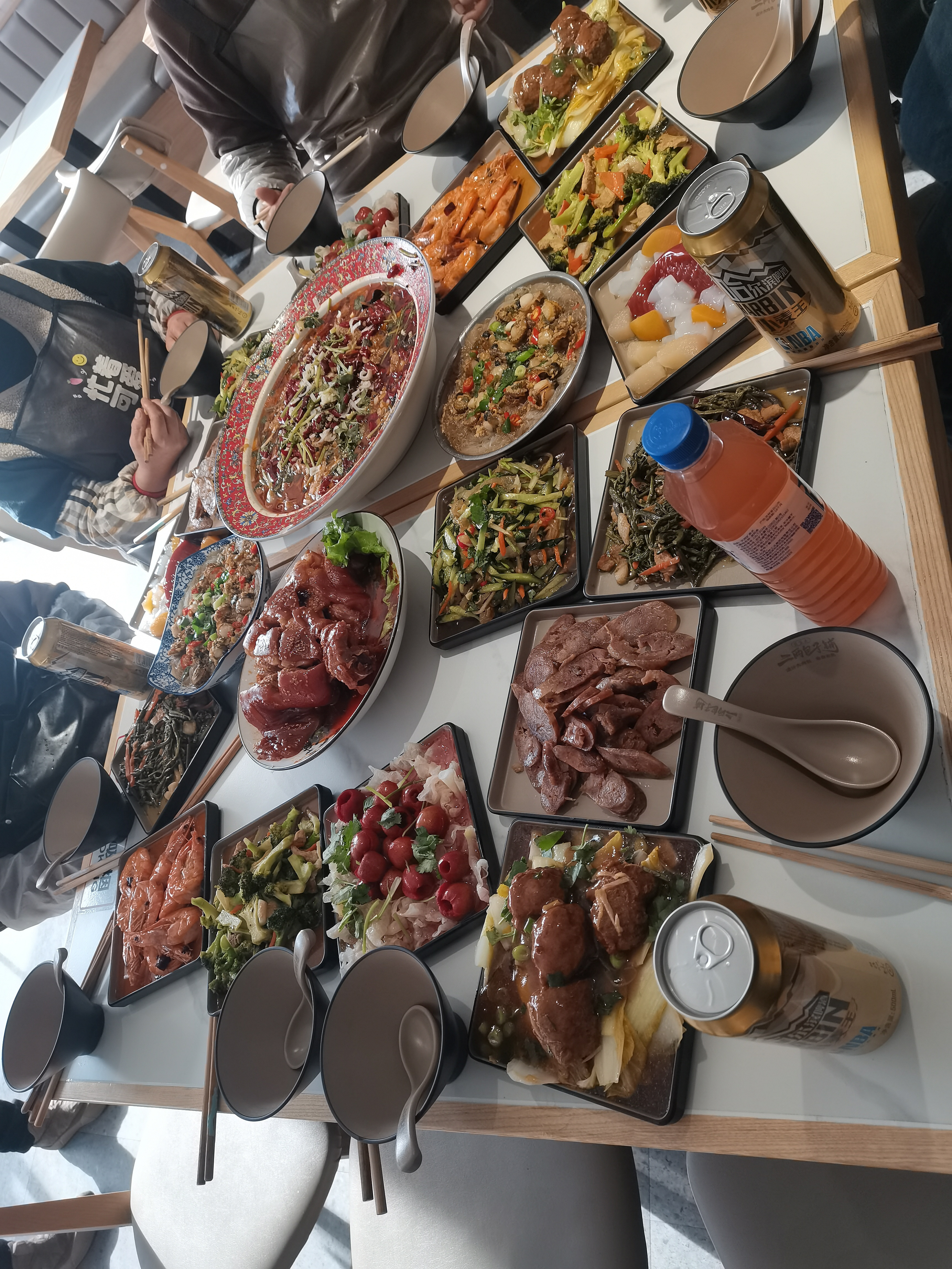 今天这饭点赶得简直像开盲盒。早上刚啃完豆浆配面包，中午自己张罗了猪肉炒芹菜，还