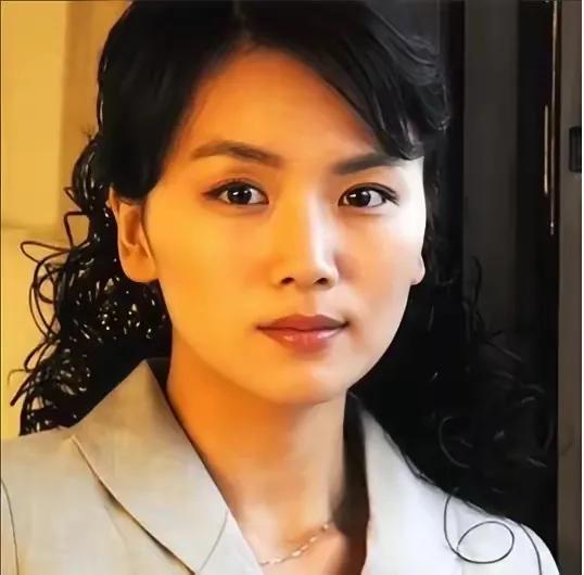 曹曦文和刘涛长的真挺像，就是曹曦文矮点，脸型基本差不多。但是两人性格截然不同，