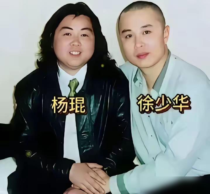 图一是唐僧的扮演者徐少华和妻子的合影，徐少华的妻子是个导演，比他大两岁，夫妻和睦