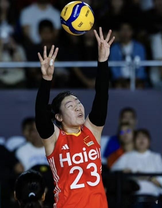 张籽萱这是得罪谁了啊？摄影师怎么能这样拍我们的小二传呢？是不是欺负人家张籽萱年轻