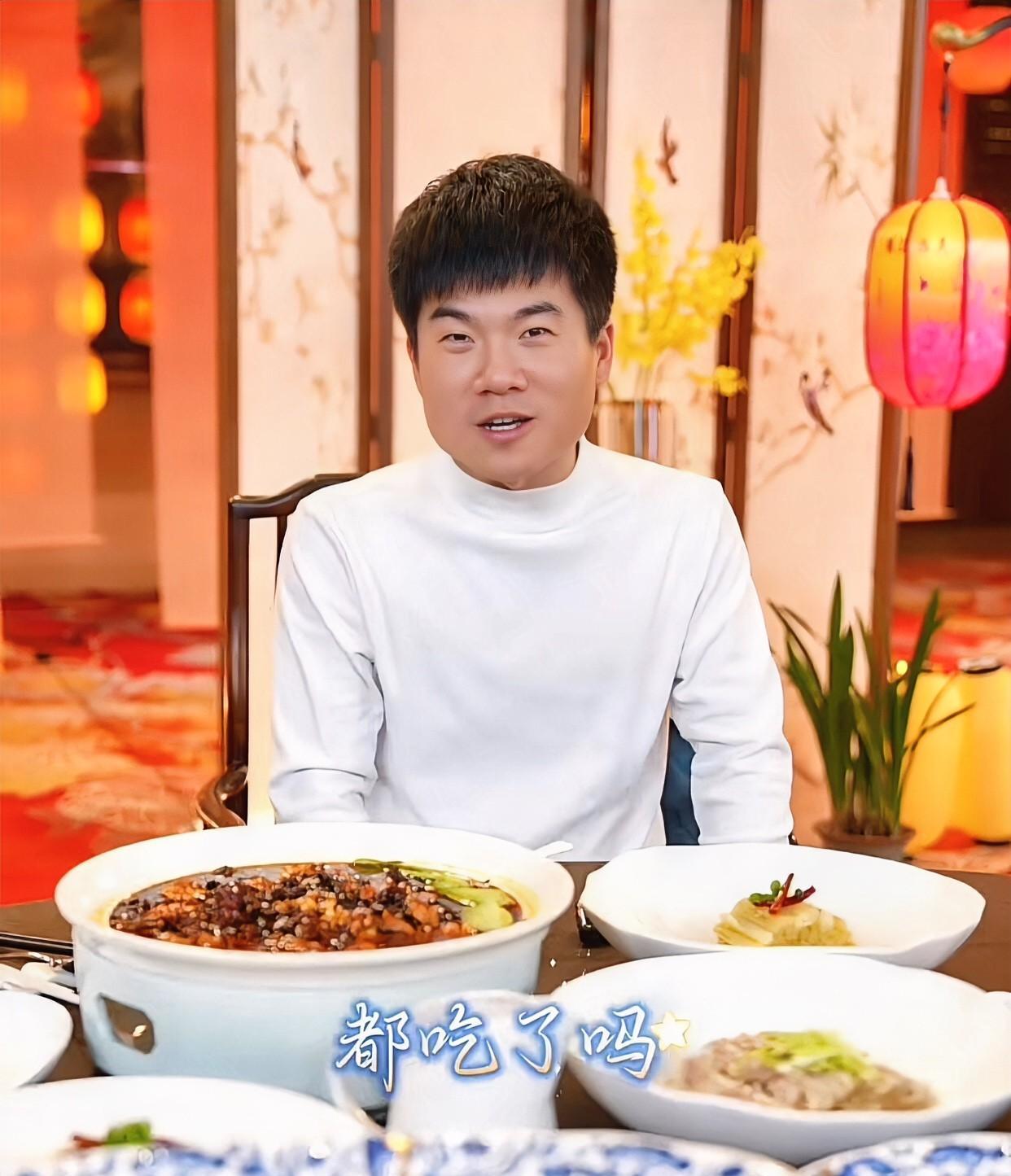 与辉同行排班表新鲜出炉这也太快乐了，一周七天四天都有董宇辉[吐舌头眯眼睛笑]其中周四到