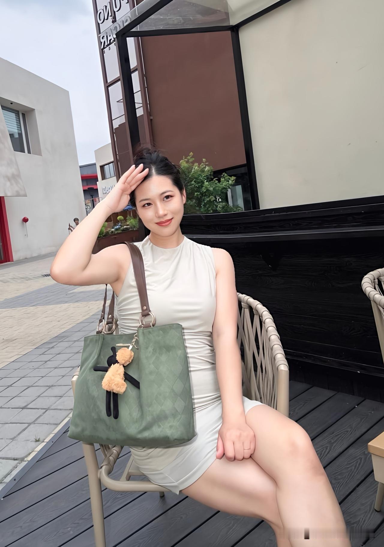 夏日清新穿搭，绿意包包配白色连衣裙，轻松惬意