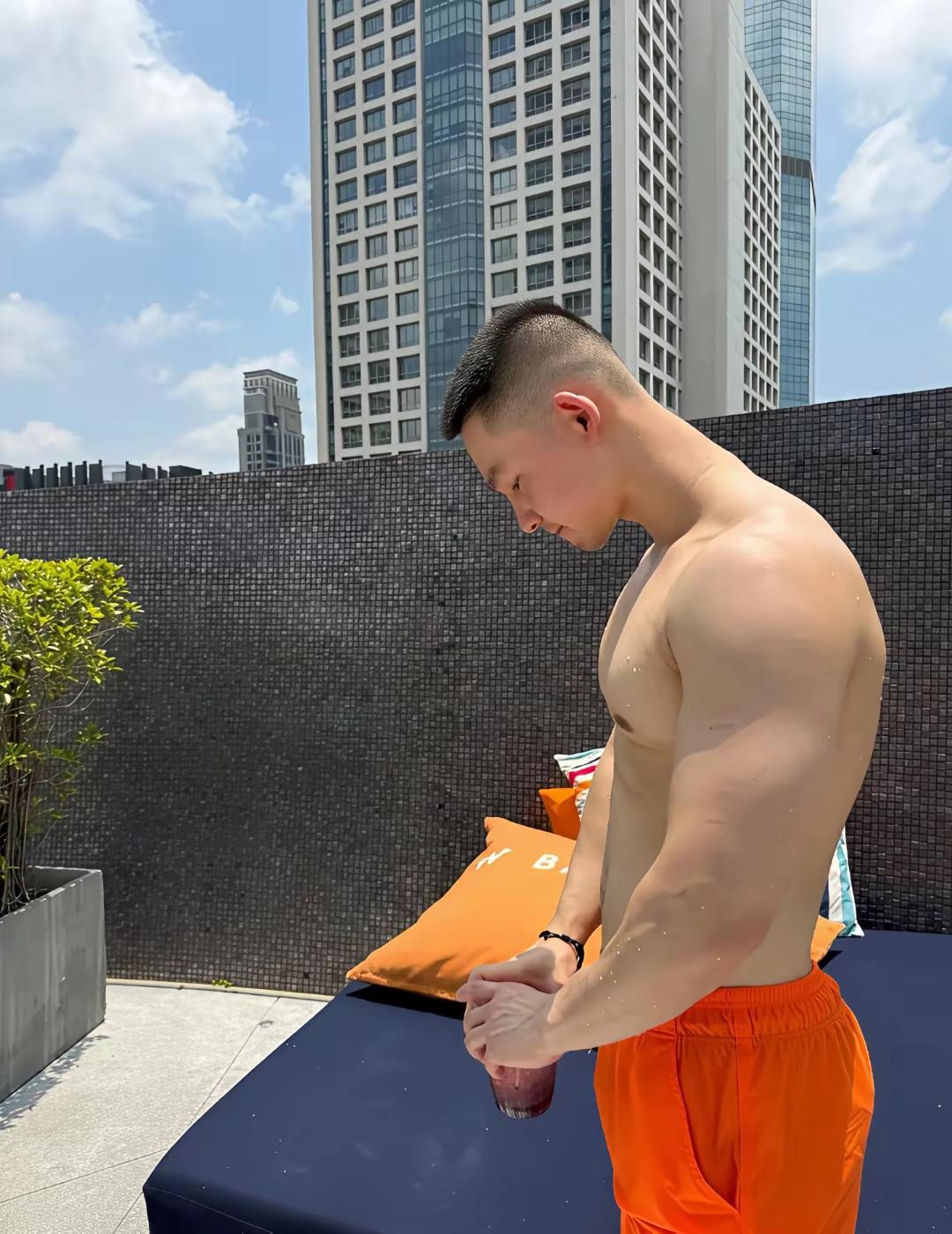 晒出你的本地生活春天真的很适合观察人。那些原本被厚外套遮住的线条慢慢显露出来，城