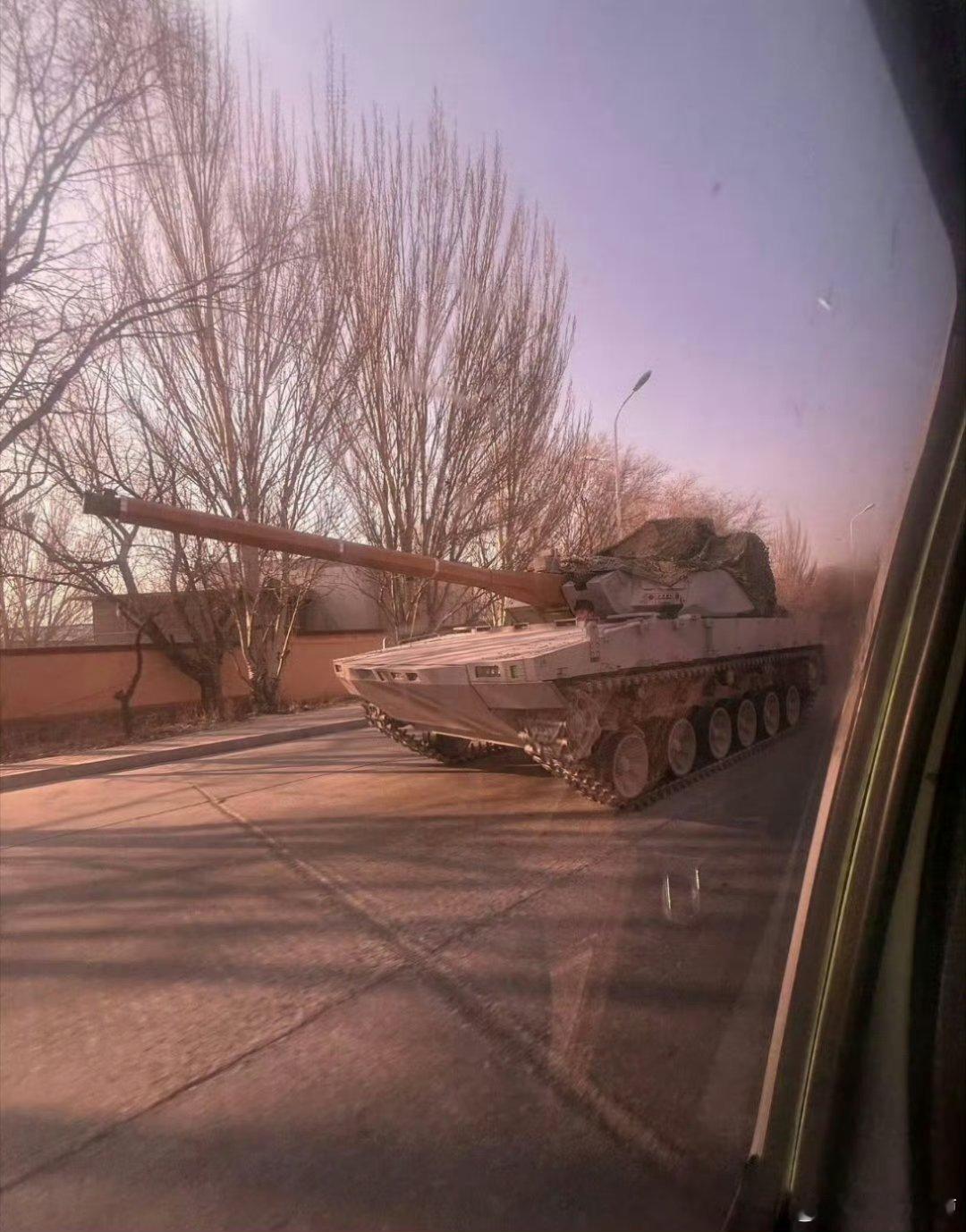 网友偶遇崭新的100坦克全世界首款第四代坦克正在大规模量产未来我们将在海陆空天全