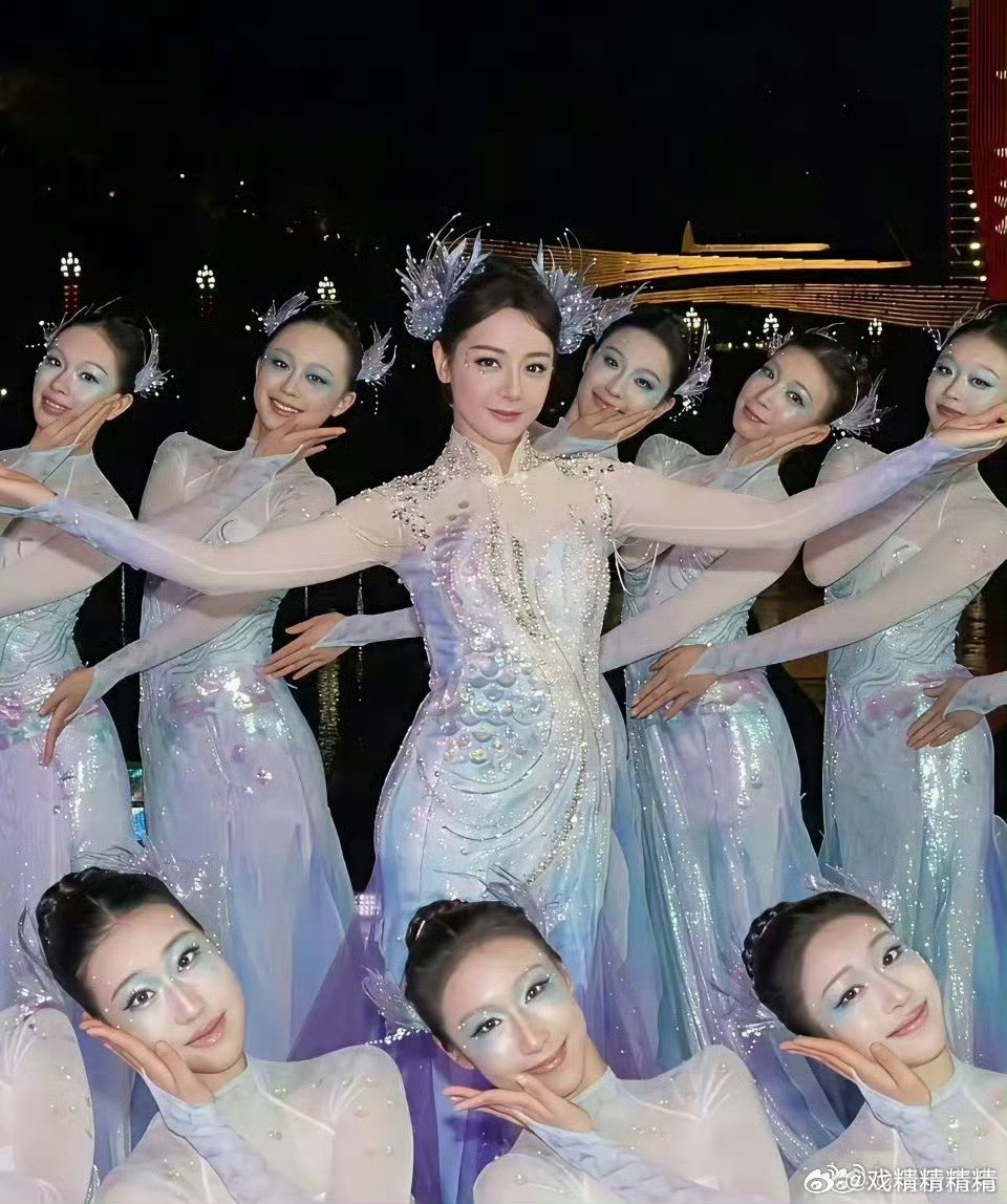 章子怡的脸和迪丽热巴的脸，网友说胖了，但章腰还是细的，巴巴自从春晚之后就再没露面