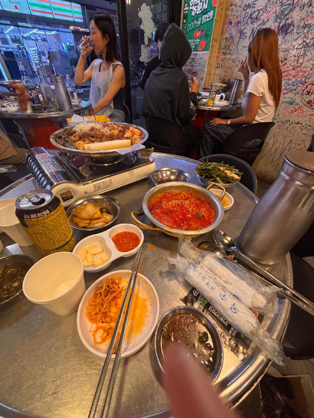 烤牛肠店偶遇Lisa咱就是说，在充满烟火气的烤牛肠店偶遇顶流是什么体验？虽然裹得