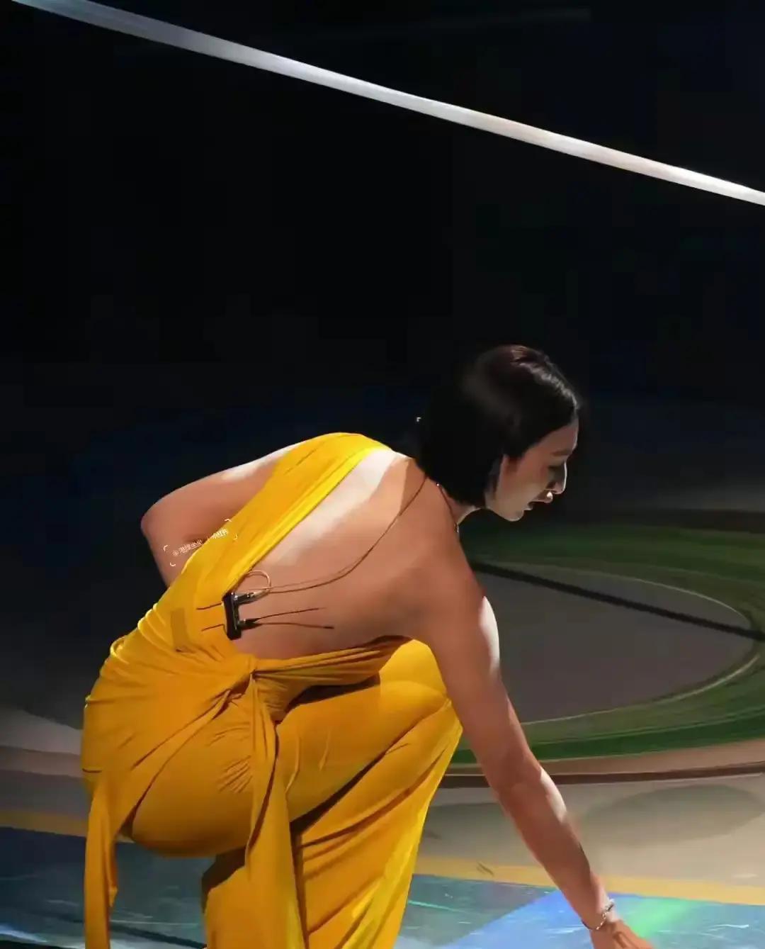 高海宁红毯造型全网疯传！露背连体裤把肤色衬成小麦金，TVB官方一条视频3.