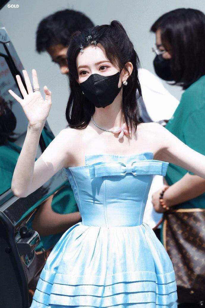 孟子义孟子义蓝色公主裙造型救命！孟子义Hi6上班的蓝色公主裙，美到我