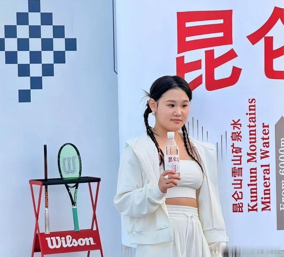​网友在中国网球公开赛场外偶遇张家齐，拍下这组生图。能明显看出来，和当跳水运动员