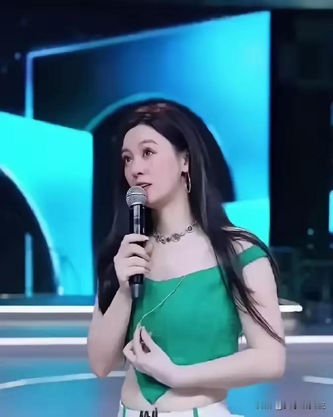 一觉睡醒手机推送全是唐艺停麦那几秒。成都街唱现场，她正唱着歌，台下突然冒