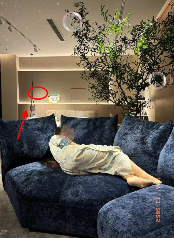 “装都不装一下”！浙江女子第一次去男朋友家，男朋友帮着父母做饭！女子却在沙发坐