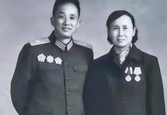 1947年，30岁的解放军师长周志坚，迎娶19岁的女护士，谁知新婚当夜，周志坚却