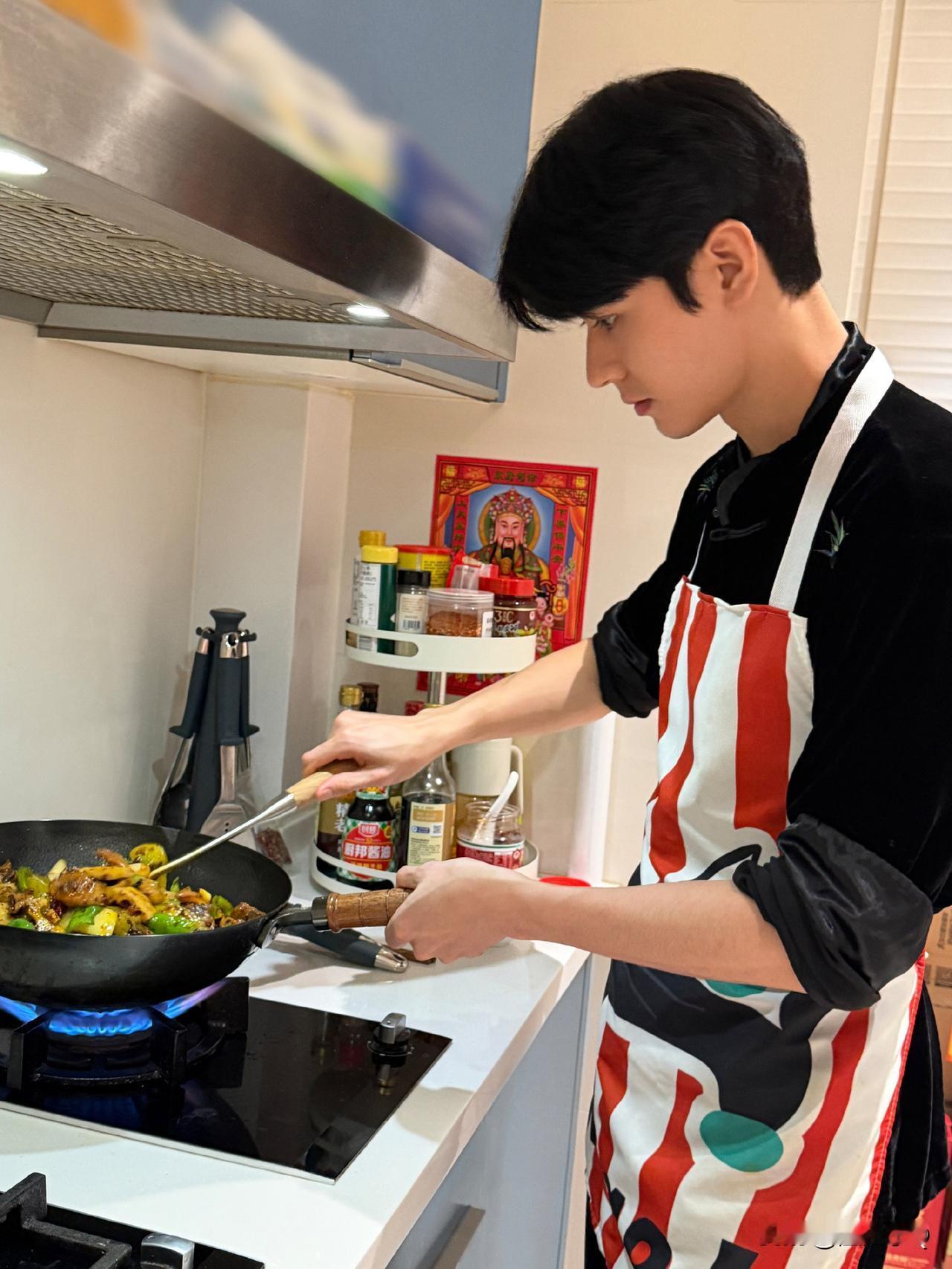 怎么说来着，认真的男人最帅，认真做菜且本身长得帅的男人更是帅得没边。龚俊爱下