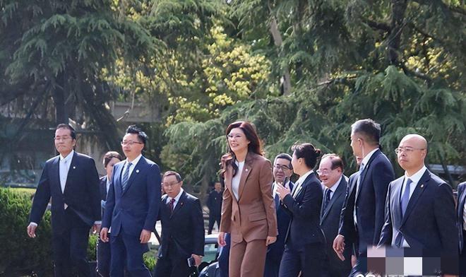 “郑氏三姐妹”--郑丽文、郑秀文、郑钦文，真的让国人刮目相看！都是当代中国女性的