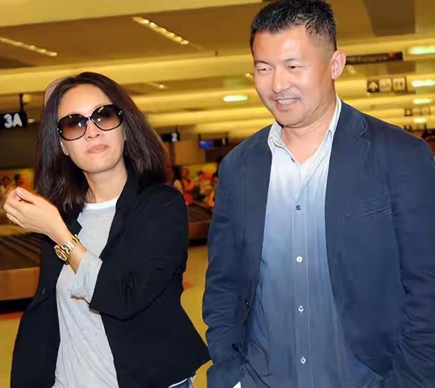 不知道这次以那英的火爆脾气会选择原谅老公还是选择离婚呢。当年那英在得知男友高峰
