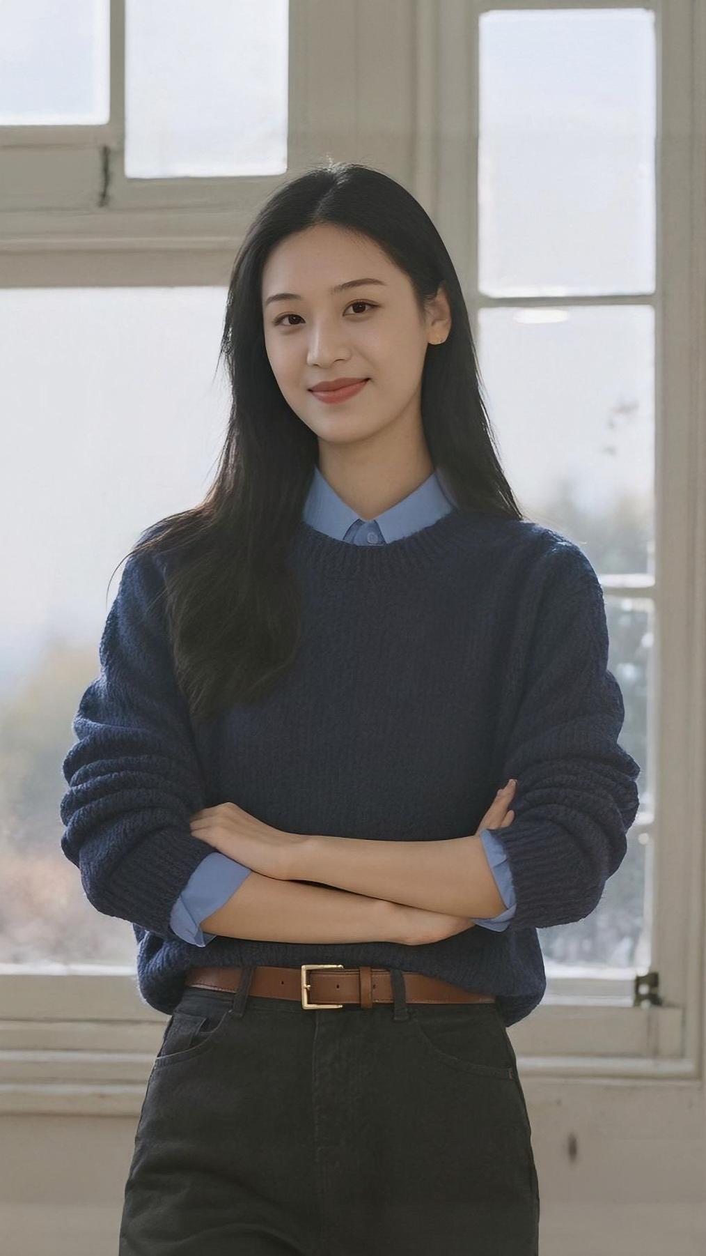 窗畔晴光落素衣，蓝衫叠暖映清辉。眉弯浅漾春风意，眸底深藏静者机。抱臂凝思