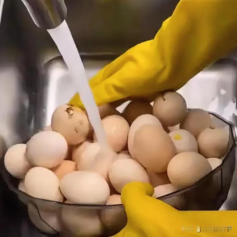 痛心！67岁大妈吃鸡蛋离世，这个习惯很多人都在犯。这件事真的给所有人敲响警