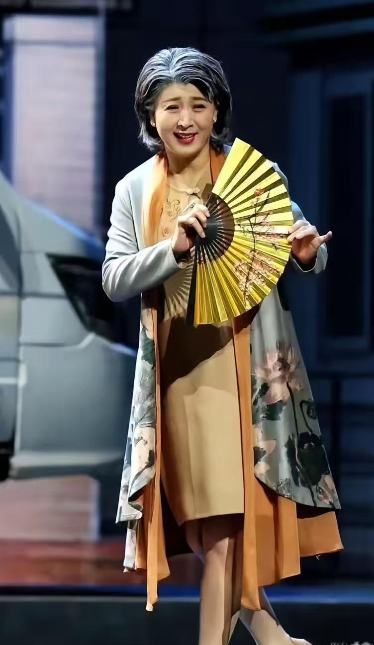 国家一级演员闫学晶，竟因一句“哭穷”玩笑翻了车。这年头，演员的演技不看角色，反