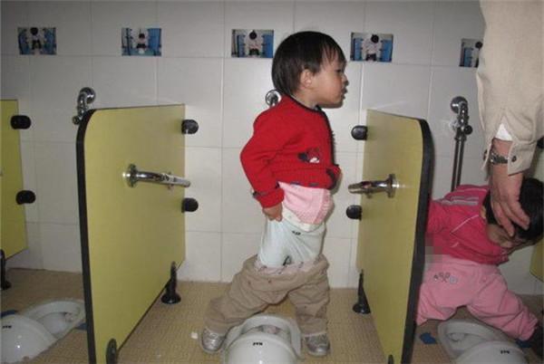 儿子屁股有粑粑, 妈妈上家长群讨说法, 幼儿园老师这样说