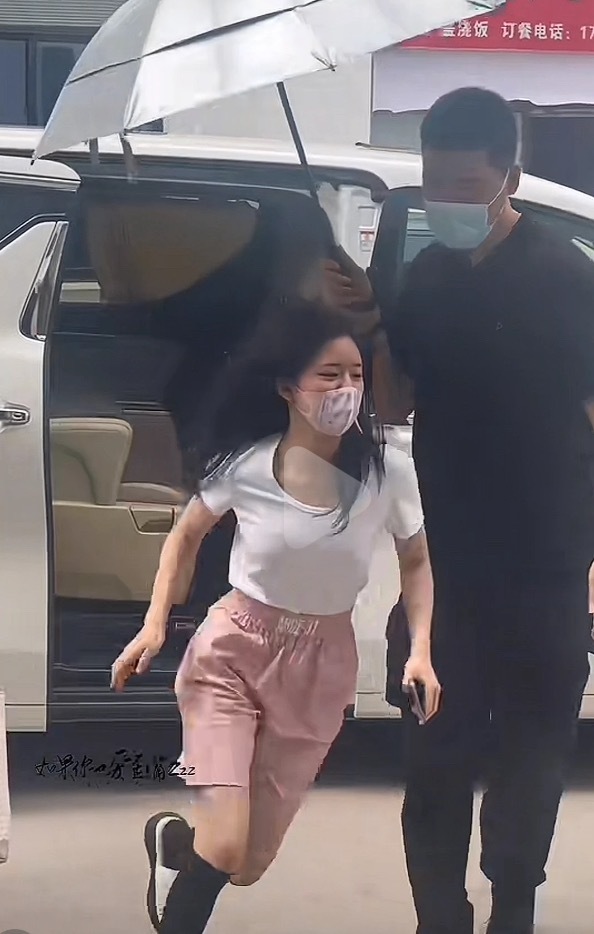 赵露思露思之前的保镖是汪苏泷现在的保镖！