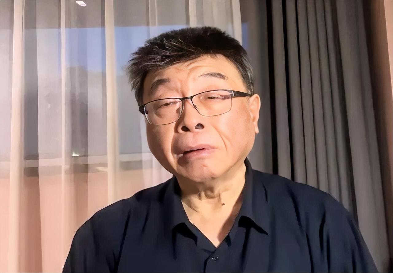 台湾名嘴邱毅9月12日深夜在伊犁发布视频，再次评论黄智贤“变绿”与赖岳谦周玉琴夫