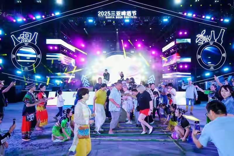 三亚9天狂欢节：吸引超11万游客，热度爆棚的海滨盛事！最近，三亚举行了一场持