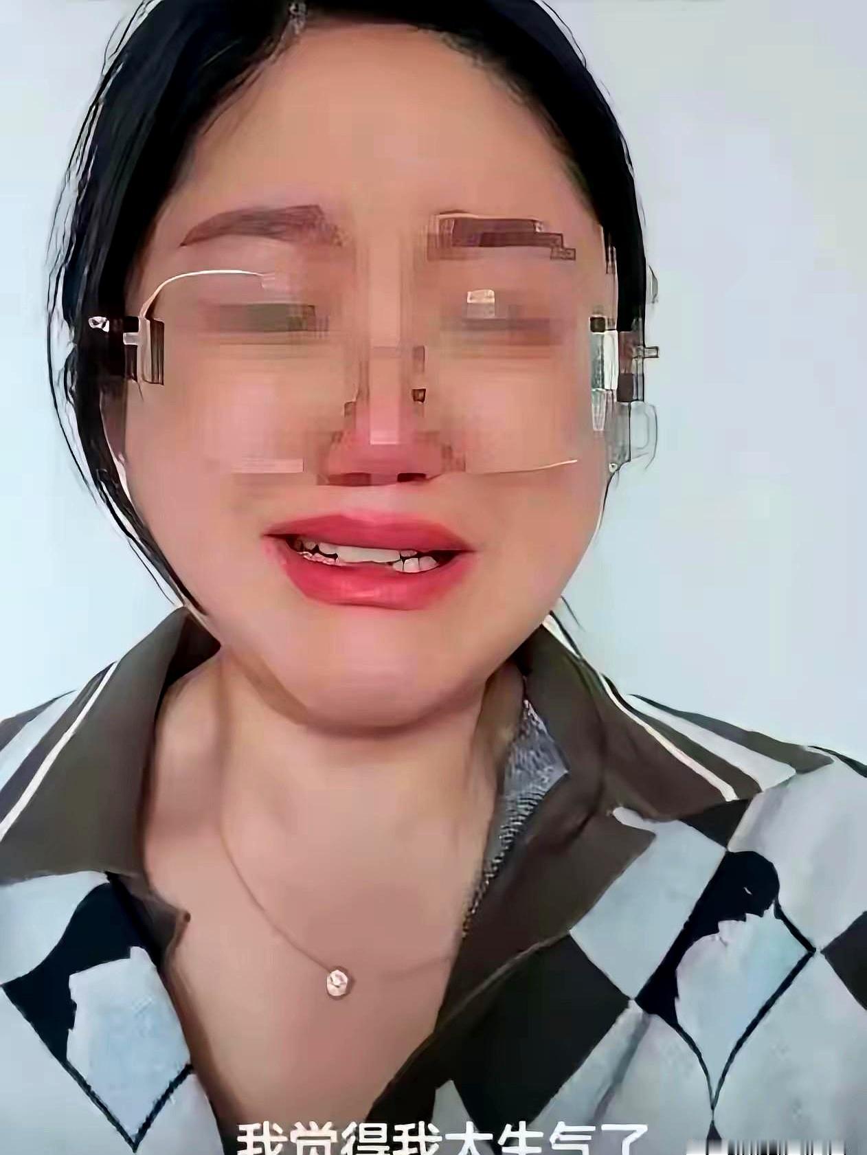 下班开门时，床单有折痕，垃圾袋系得整整齐齐，她还没睡上第一晚，却举起手机对着新房