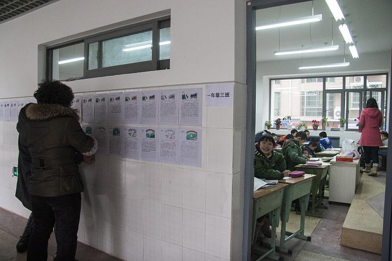 开学一个月，我们学校又来了两个外校落聘的老师。一个教了十五年，一个曾是县里骨干。