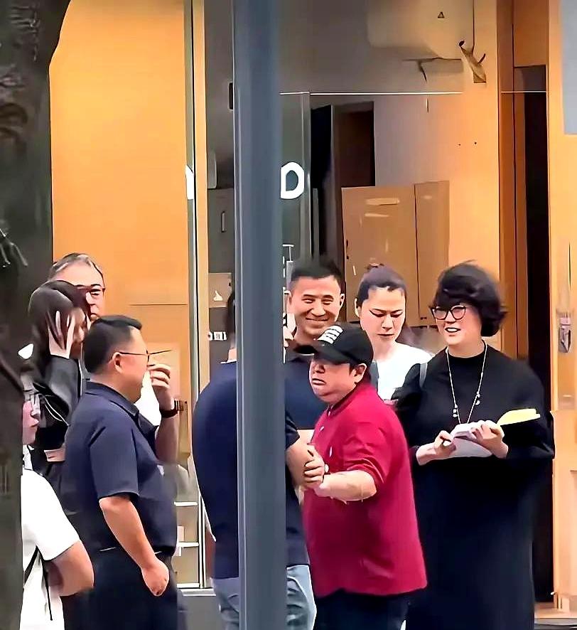 以前出门恨不得把光都挂在身上，项链、表、排面一摆，连机场都像走秀；现在却换成几十