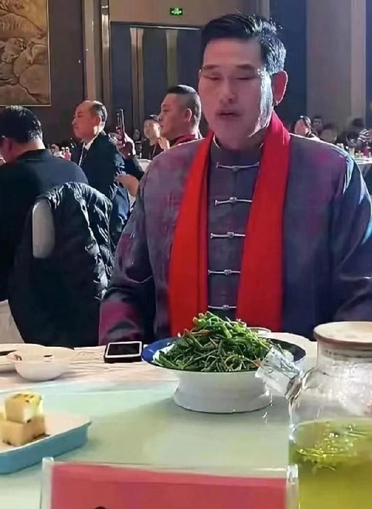 朱之文唱完三首歌就走了，没人敬酒，也没人拦他，他低头吃了几口饭。这事其实挺简单：