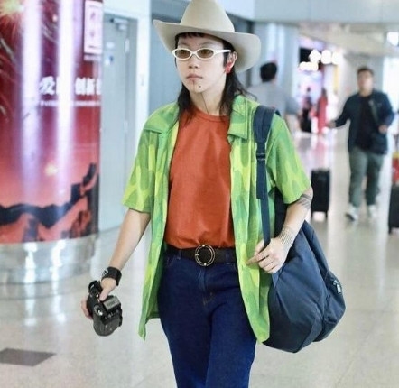 有一次，主持人故意问王菲的女儿窦靖童：“你是更喜欢李亚鹏爸爸呢，还是更喜欢妈妈的
