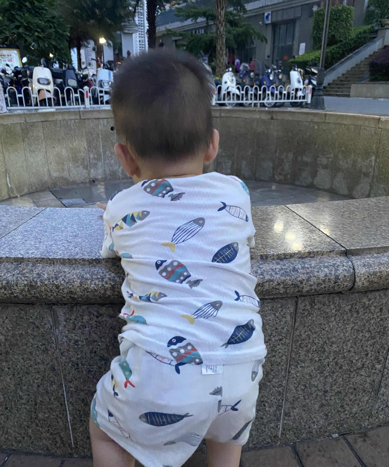 带娃以后才知道：1.宝宝两岁之前不要带他去玩滑梯，虽然他爱玩，但是去那里玩耍的