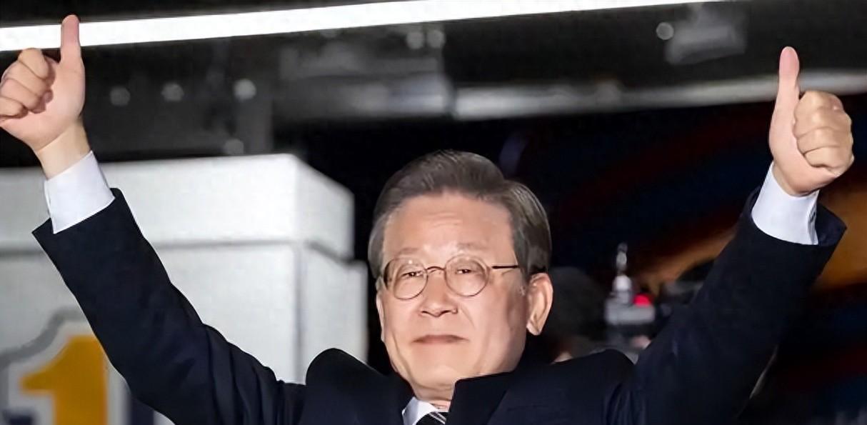 韩媒：我们真是太憋屈了！首尔街头，一名韩国大学生举着写满抗议标语的牌子，愤怒地