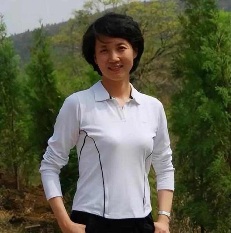 62岁的李修平那么的优雅，没有化妆，衣品也简单，每一次出场都给人一种淡然自信的美