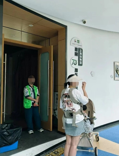 上海，34℃高温天，一对夫妇抱着饿哭的10个月婴儿冲进上海动物园科学教育馆，却被